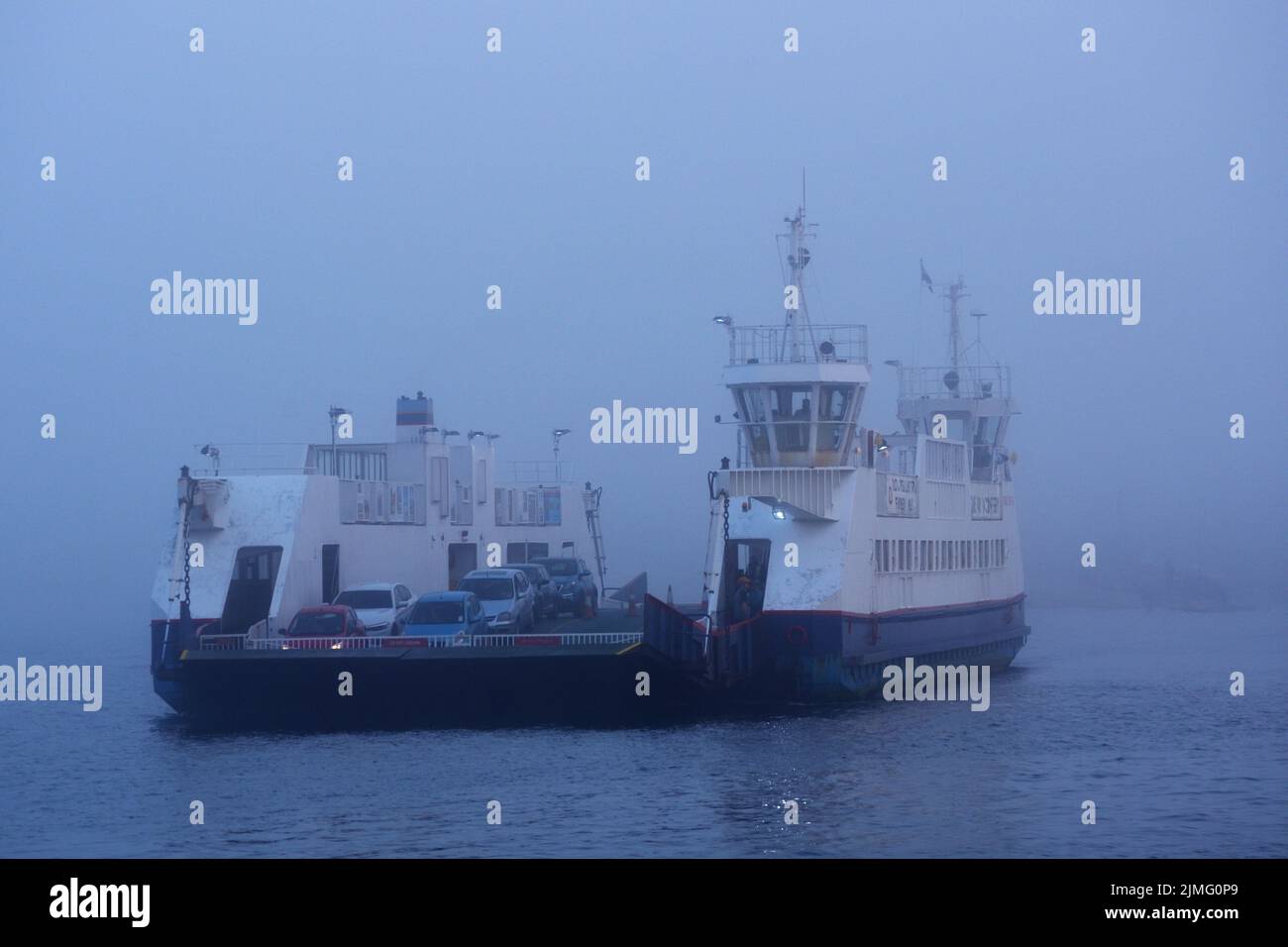Traversée de l'embouchure du port de Poole entre Sandbanks et Shell Bay par le traversier à chaînes de Bramble Bush Bay, le soir de la mauvaise journée Banque D'Images Traversée de l'embouchure du port de Poole entre Sandbanks et Shell Bay par le traversier à chaînes de Bramble Bush Bay, le soir de la mauvaise journée Banque D'Images