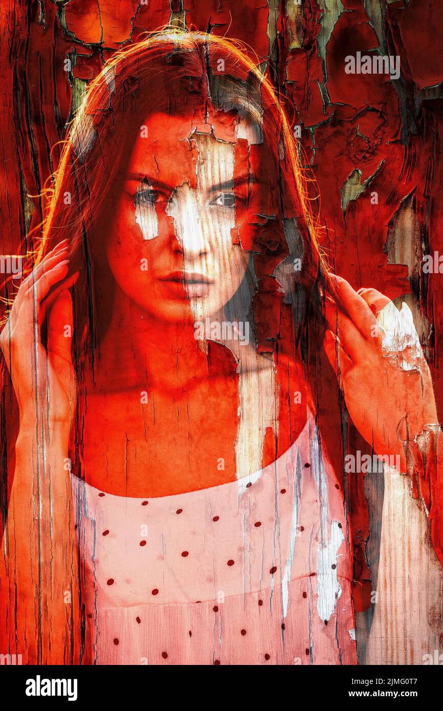 Portrait d'une jeune femme sur une vieille planche de bois Banque D'Images