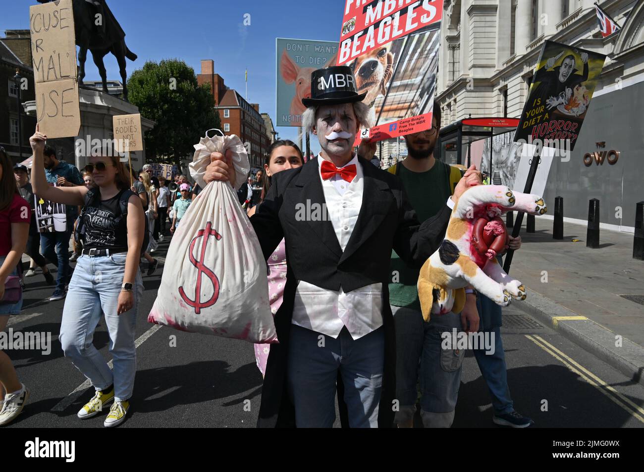 Londres, Royaume-Uni. 6th août 2022. Les activistes de l'état de police enregistrent au rond-point de la Marche annuelle des droits des animaux sitin Charing Cross continue de marcher à travers whitehall, Downing Street à Londres, Royaume-Uni. - 6th Argust 2022. Crédit : voir Li/Picture Capital/Alamy Live News Banque D'Images