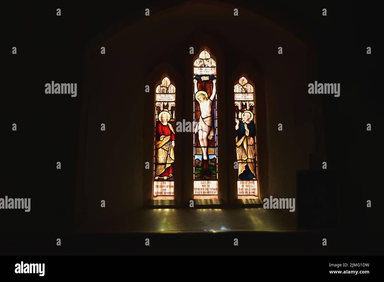 Vitraux à l'église St Michael & All Saints Church, Sopley, Hampshire, à la mémoire d'Alice Ann Mander Banque D'Images