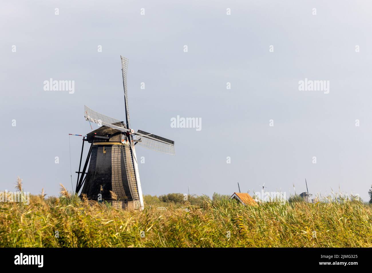 Image horizontale de l'une des célèbres moulins à vent hollandais de Kinderdijk, un site classé au patrimoine mondial de l'UNESCO. Sur la photo est un moulin de Banque D'Images