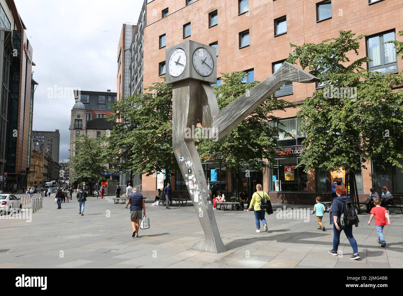 The Clyde Clock, Killermont Street, Glasgow, Écosse, Royaume-Uni. L'horloge en forme de cube, perchée au-dessus d'une paire de pieds en acier inoxydable de 20 mètres de haut, rappelle aux habitants de la région de courir à l'heure tous les jours. L'horloge emblématique est en fait une sculpture connue comme le temps de course, et a été créée par feu George Wyllie, l'artiste né à Glasgow. George Wyllie est décédé en mai 2012, âgé de 90 ans. Dans un tournant superstititieux des événements, la Clyde Clock a cessé de travailler peu après la mort de l'artiste. Banque D'Images