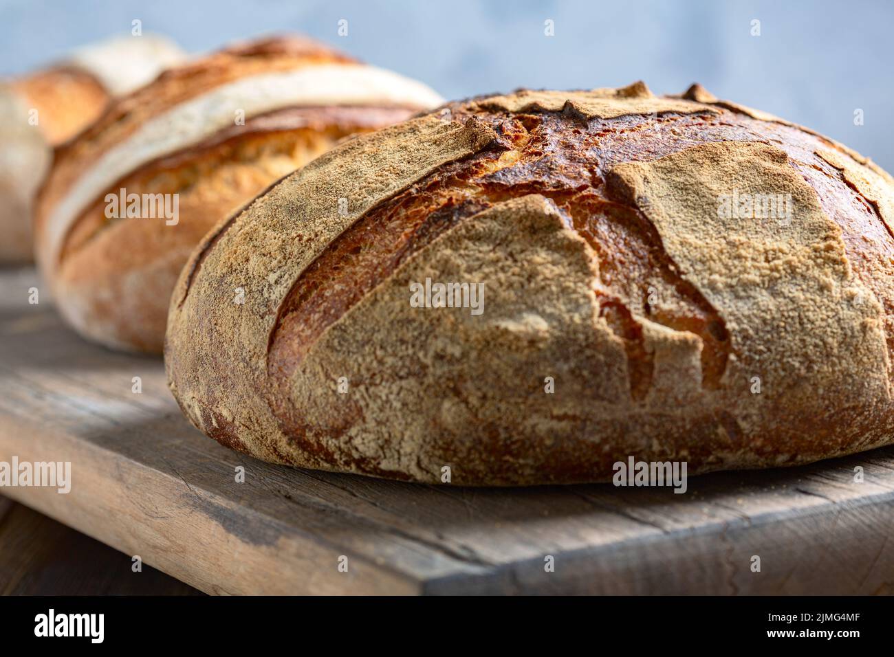 Gros plan sur le pain au levain artisanal. Banque D'Images