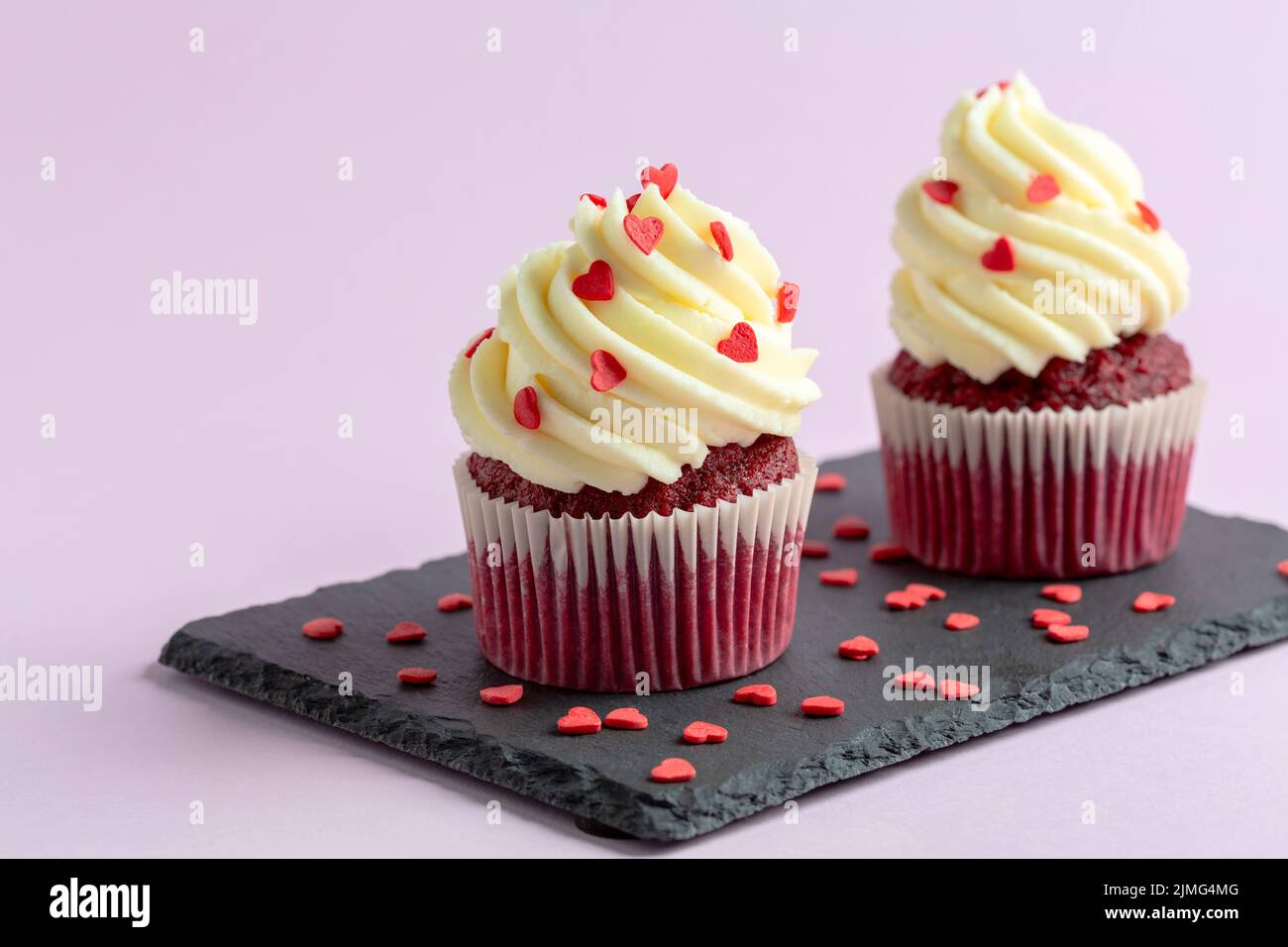 Petits gâteaux faits maison en velours rouge. Banque D'Images
