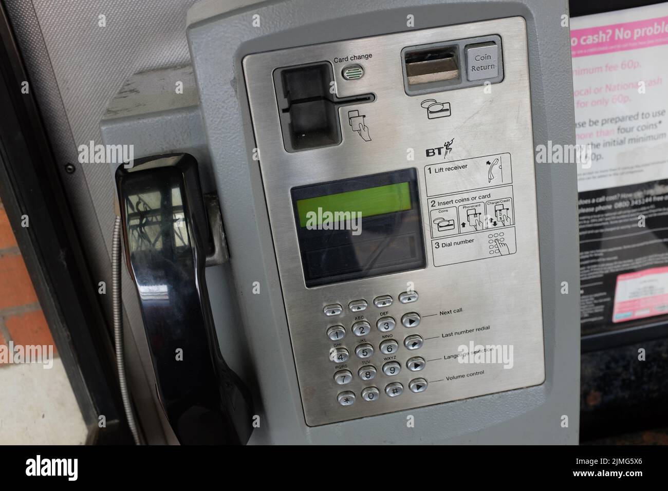 Un téléphone public exploité par BT Group (anciennement British Telecom) en 2022. Banque D'Images