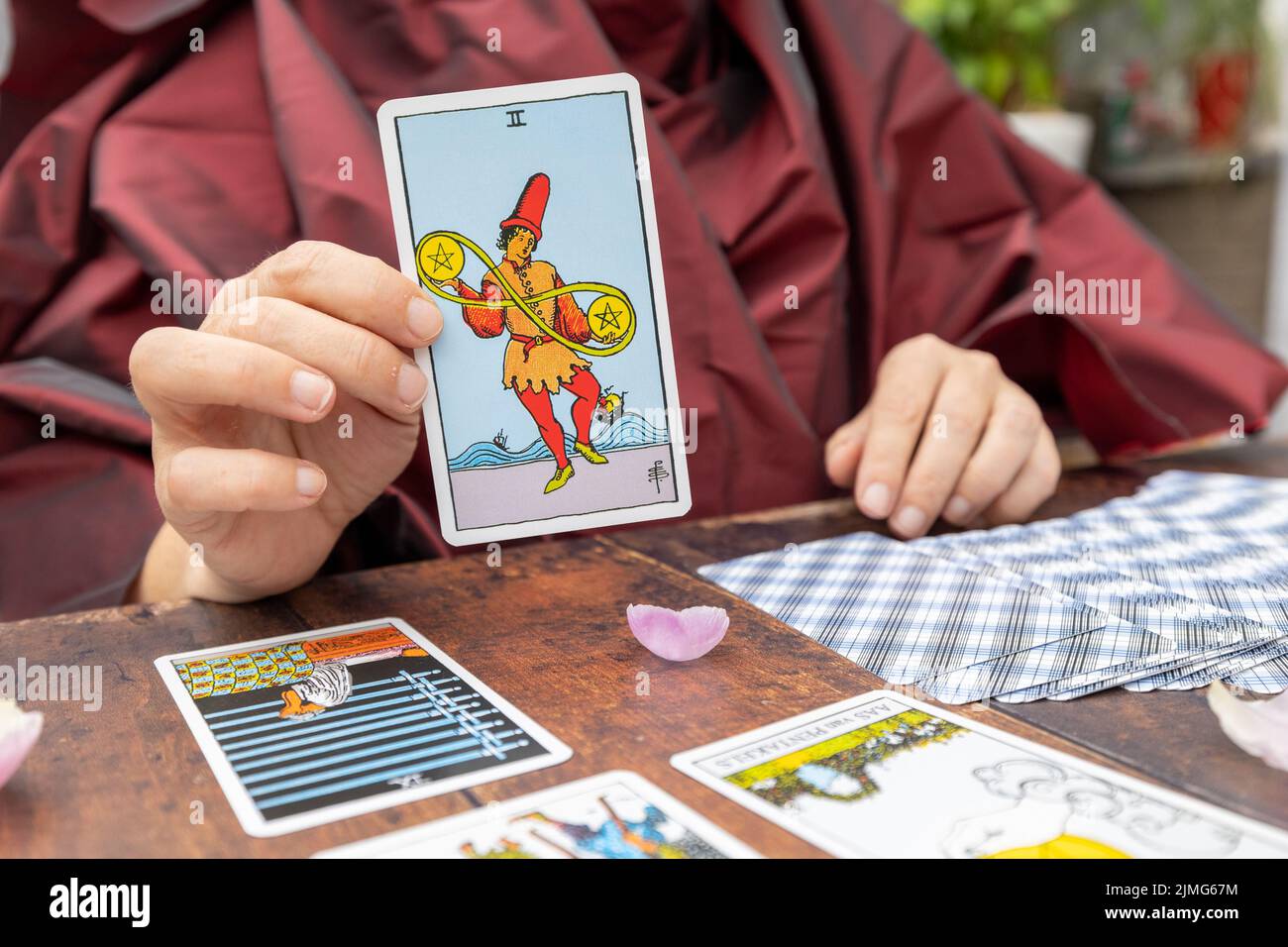 15th de septembre 2021, Anvers, Belgique, scène magique, concept ésotérique, narration de fortune, femme montrant une carte de tarot, tarot c Banque D'Images