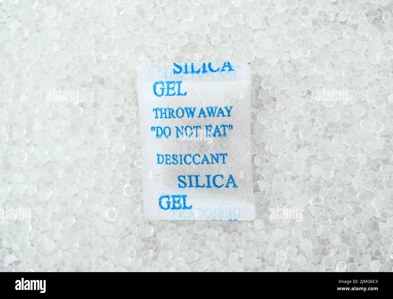 Sachet de nouveaux cristaux de gel de silice. Il s'agit d'un dessiccant. Il adsorbe et retient la vapeur d'eau. Banque D'Images