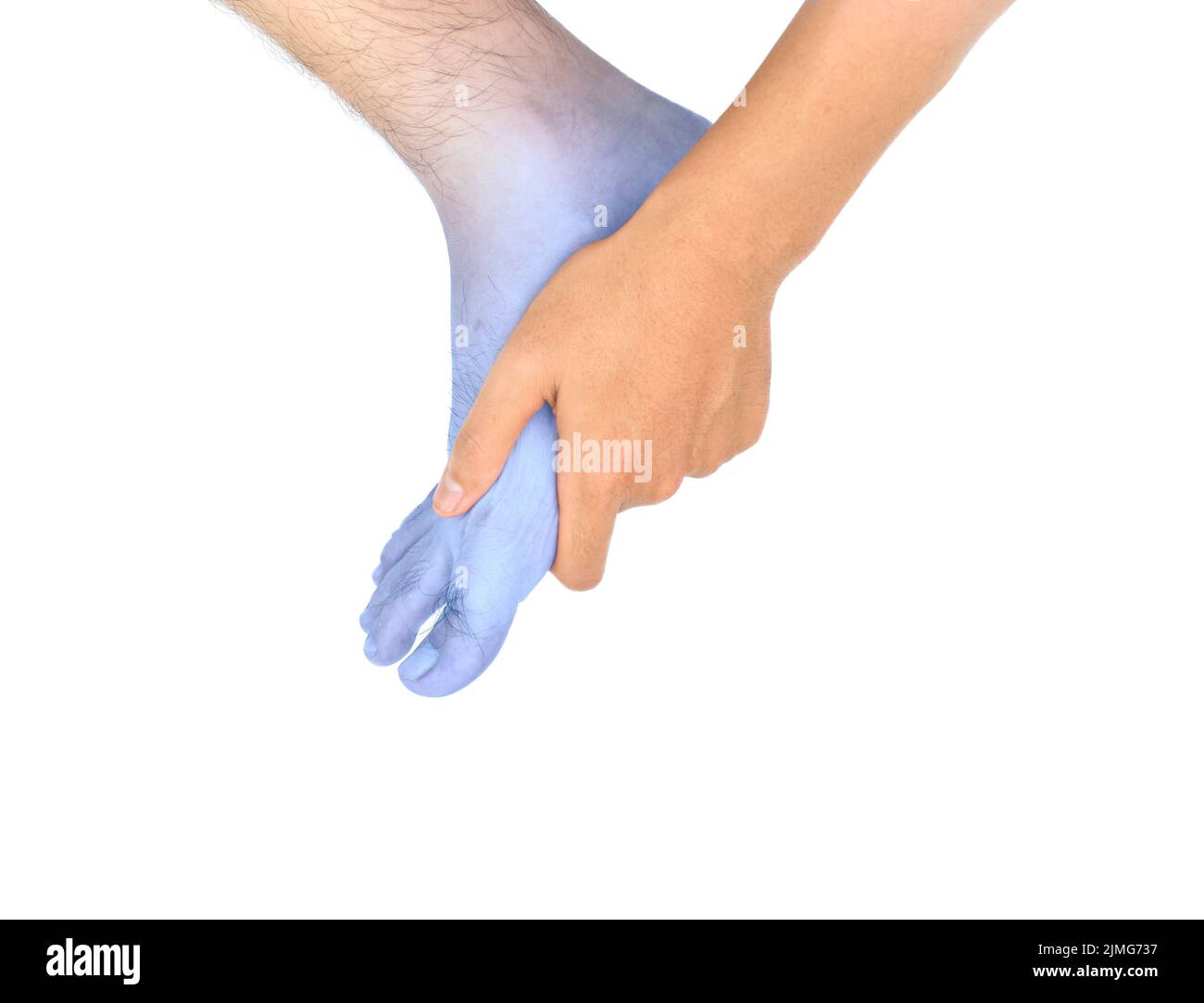 Pied bleu clair de jeune homme asiatique. Concept de froid et pied maladroit. Banque D'Images