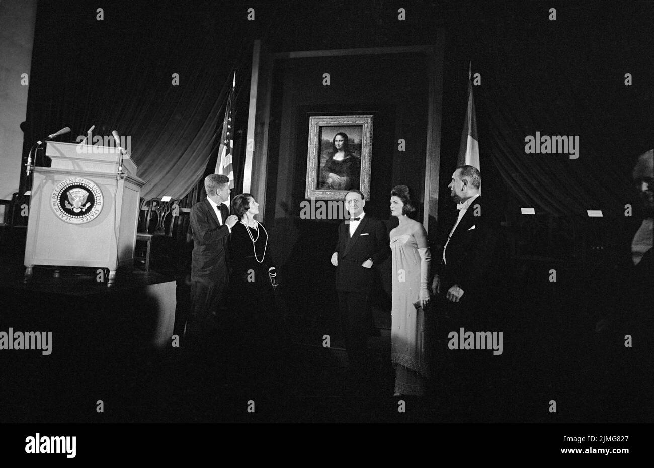 John Kennedy, président des États-Unis, Jacqueline Kennedy, première dame des États-Unis, Lyndon B. Johnson, vice-président des États-Unis et d'autres personnes qui regardent Mona Lisa, National Gallery of Art, Washington, D.C., États-Unis, Marion S. Trikosko, Collection de photographies du magazine US News & World Report, 8 janvier 1963 Banque D'Images