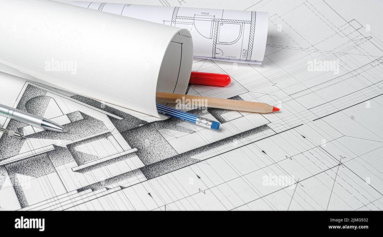 Lieu de travail de l'architecte. Rouleaux de plans d'architecture et plans de maison Banque D'Images