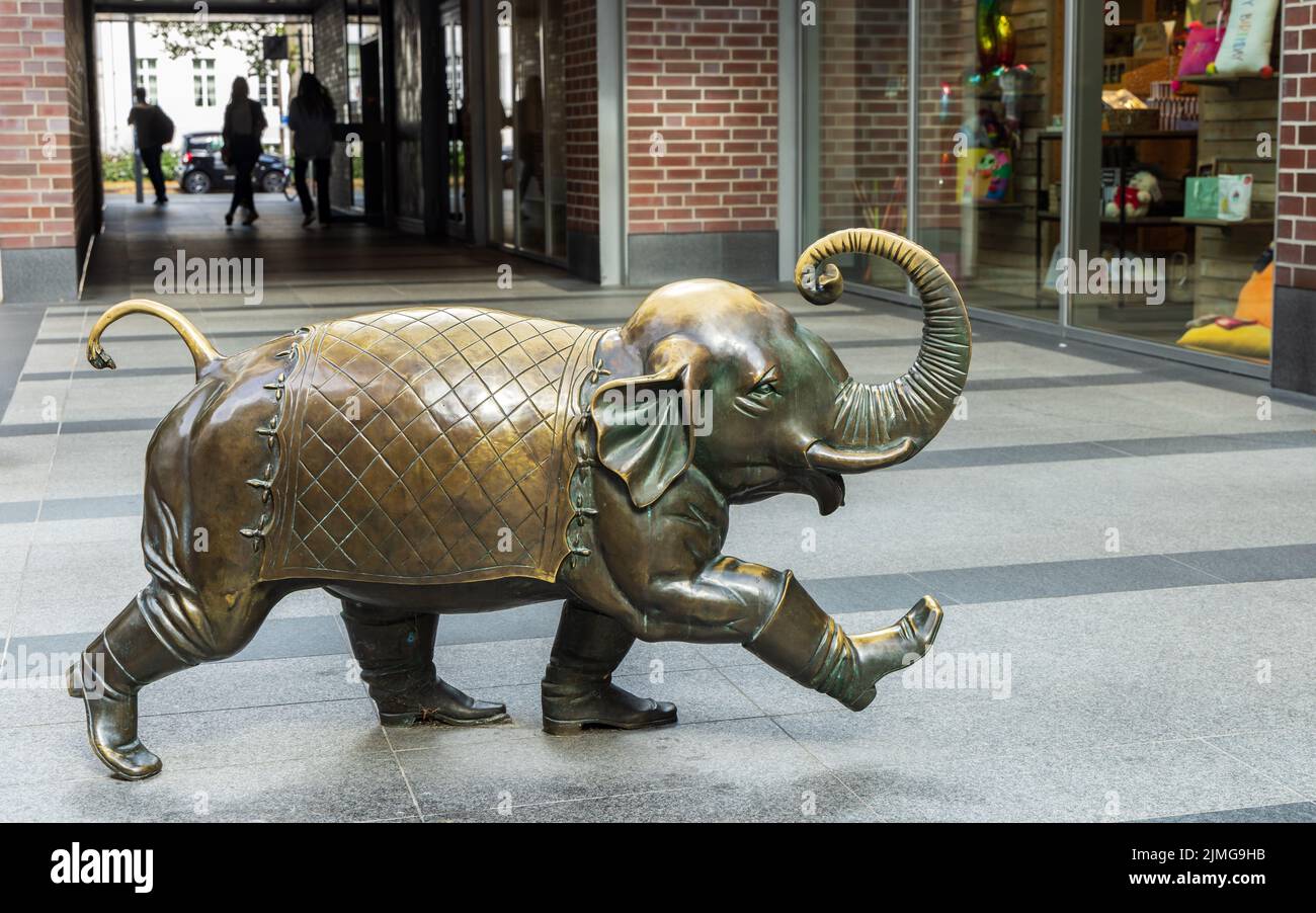 Oldenburg, Allemagne - 28 juillet 2022: Sculpture d'éléphant dans le centre d'Oldenburg en Basse-Saxe en Allemagne Europe Banque D'Images