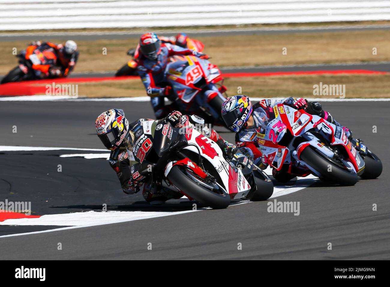 LCR Honda Idemitsu Takaaki Nakagami et Gresini Racing Enea Bastianini de MotoGP lors de la qualification au Grand Prix britannique MotoGP Monster Energy à Silverstone, à Towcester. Date de la photo: Samedi 6 août 2022. Banque D'Images