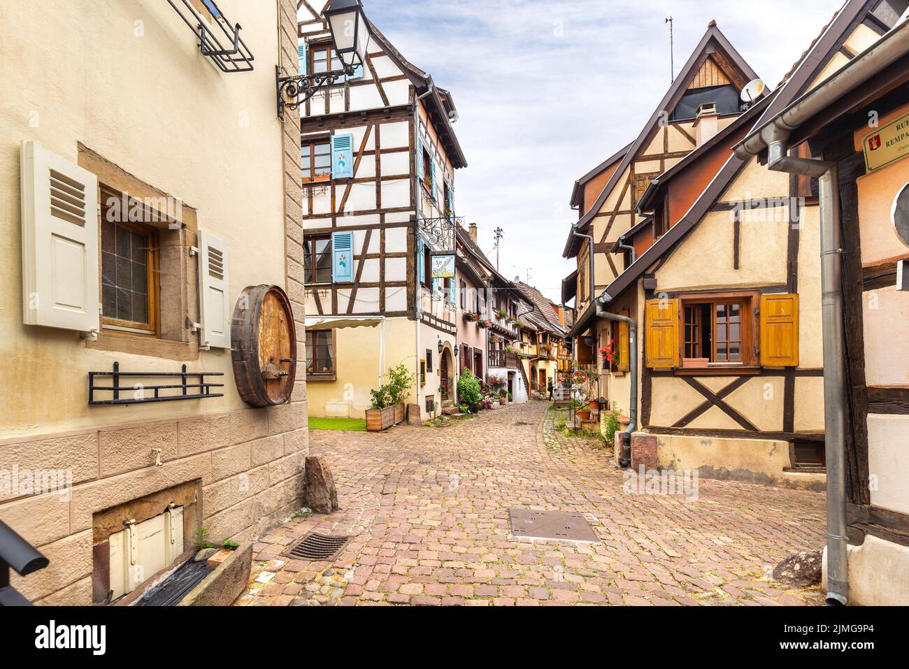 Maisons colorées à colombages de la ville alsacienne d'Eguisheim, France Banque D'Images