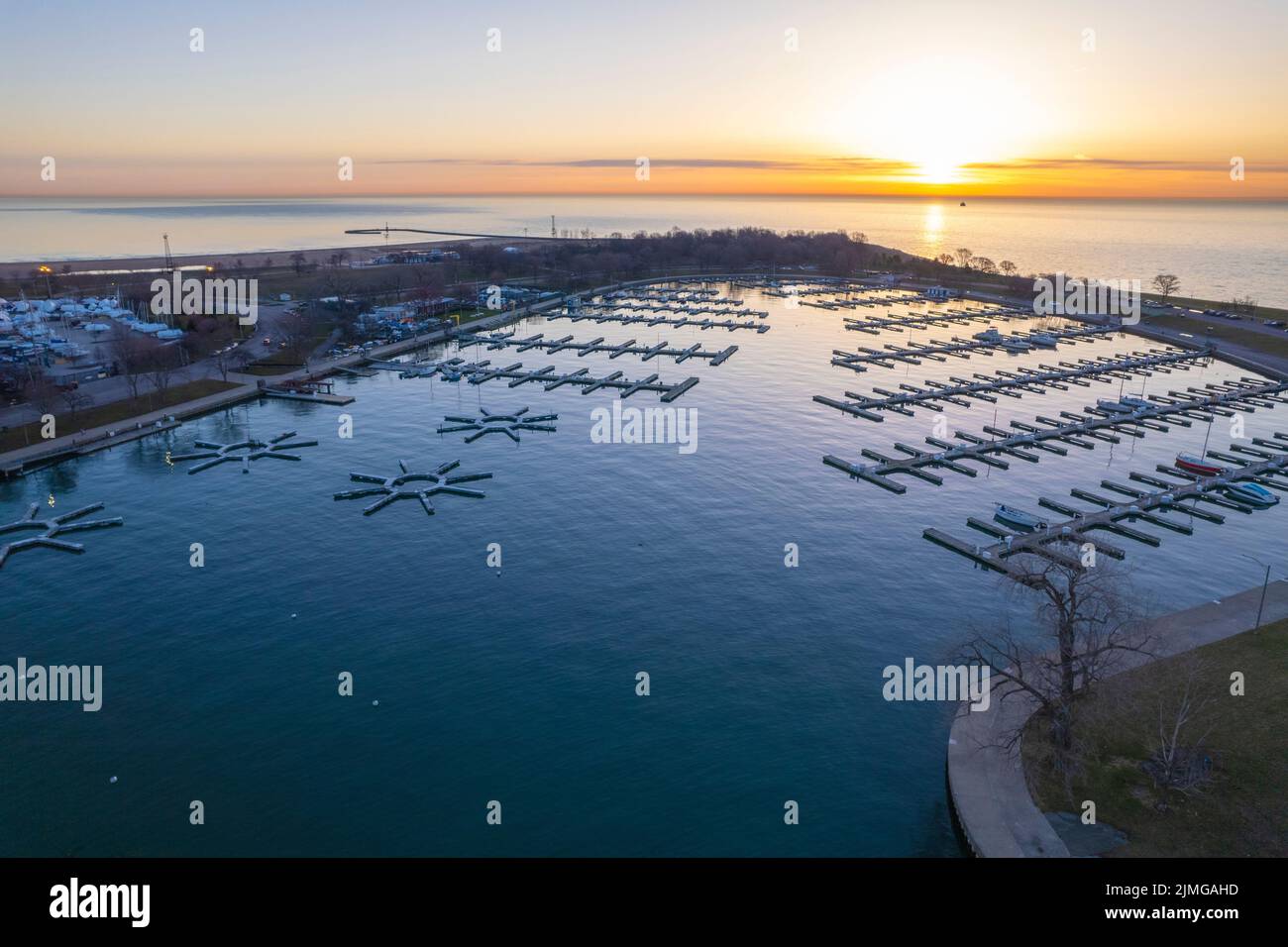 Vue aérienne du port de Montrose à Chicago au coucher du soleil Banque D'Images