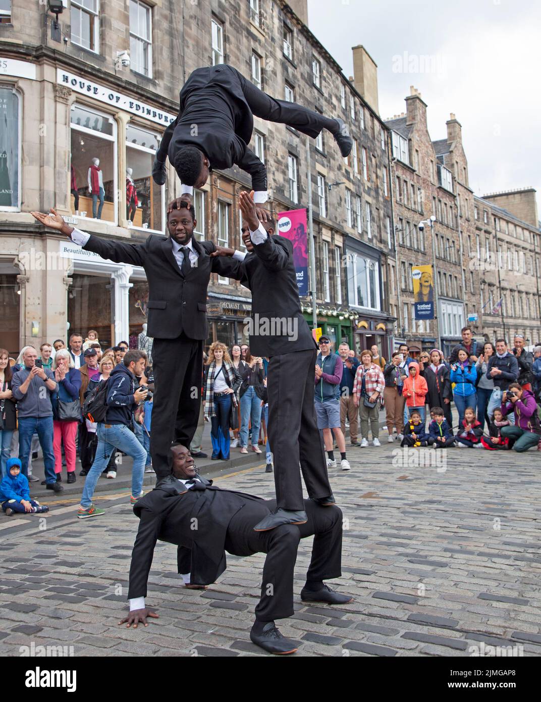 Edinburgh Festival Fringe, Royal Mile, Édimbourg, Écosse, Royaume-Uni. 6th août 2022. EdFringe sur Royal Mile, 2nd jours pour les artistes de rue et les spectacles pour diaboliser et promouvoir des compétences créatives. Les Black Blues Brothers retournent à Edinburgh Fringe été. Cette incroyable troupe d'acrobates africains a éblouis le public du monde entier et s'est produit pour le Pape François au Vatican et pour la famille royale britannique au Royal Variety Show. La danse, le théâtre physique et le cirque sont tous inclus dans leur représentation au Assembly Rooms Music Hall du 3 au 28 août. Credit: ArchWhite/alamy Live news. Banque D'Images