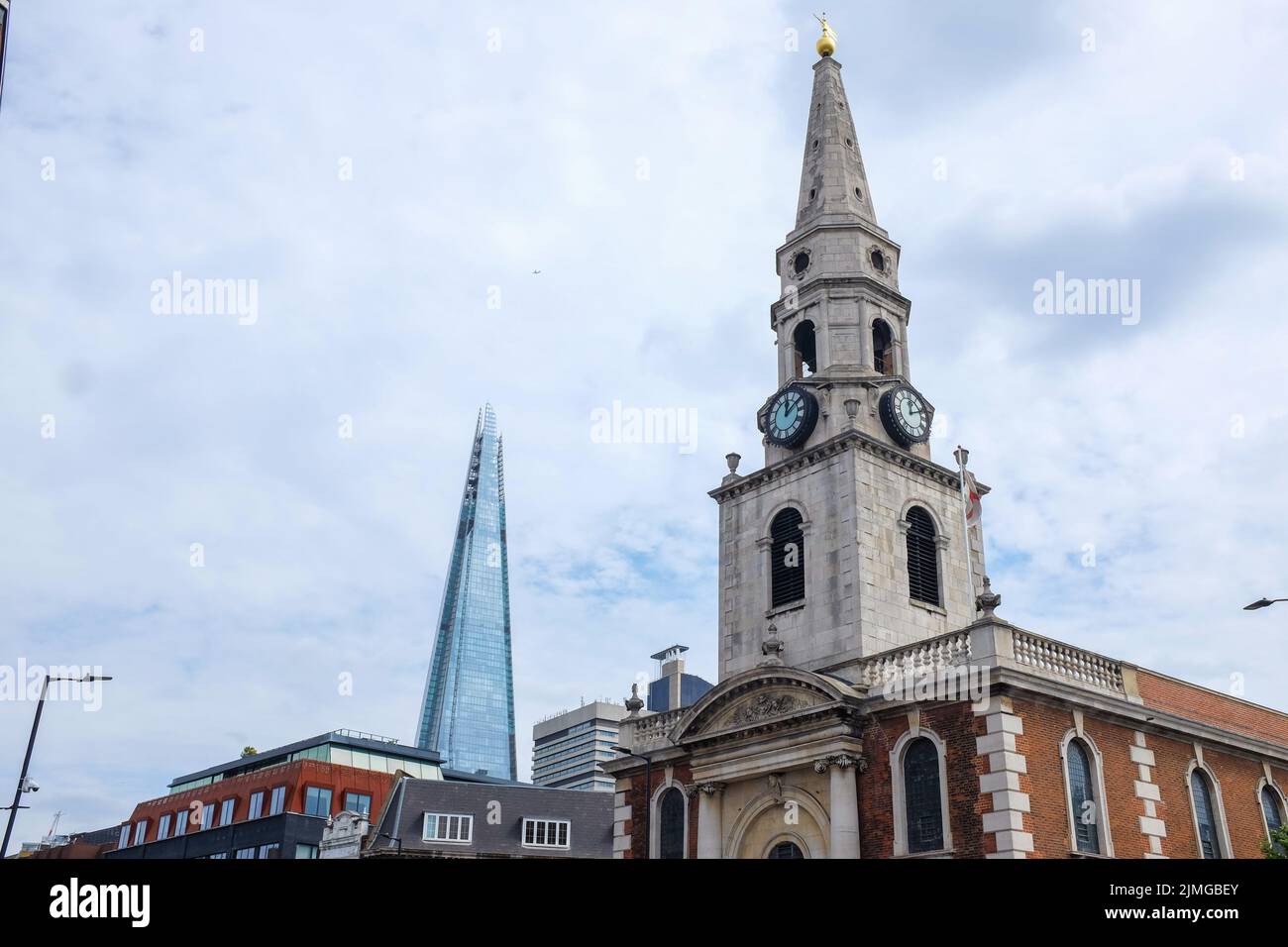 L'église St George le Martyr à Southwark, au sud de Londres, en Angleterre, avec le Shard derrière elle. Banque D'Images