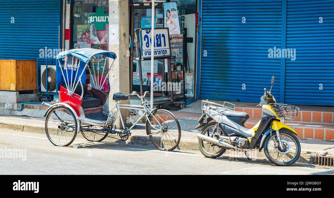 Vieux vélo rikshaw pousse-pousse trishaw à Don Mueang Bangkok Thaïlande. Banque D'Images