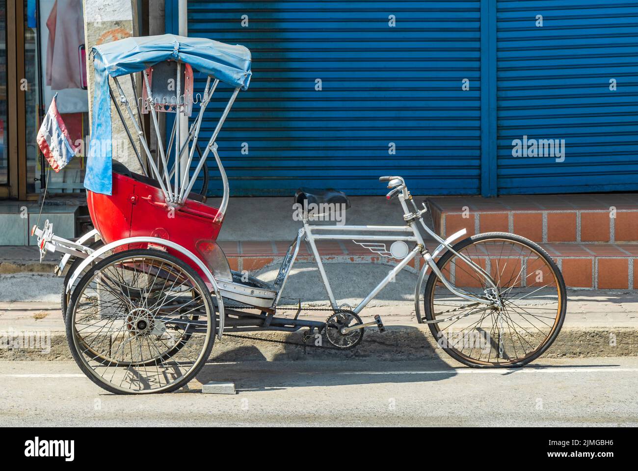 Vieux vélo rikshaw pousse-pousse trishaw à Don Mueang Bangkok Thaïlande. Banque D'Images