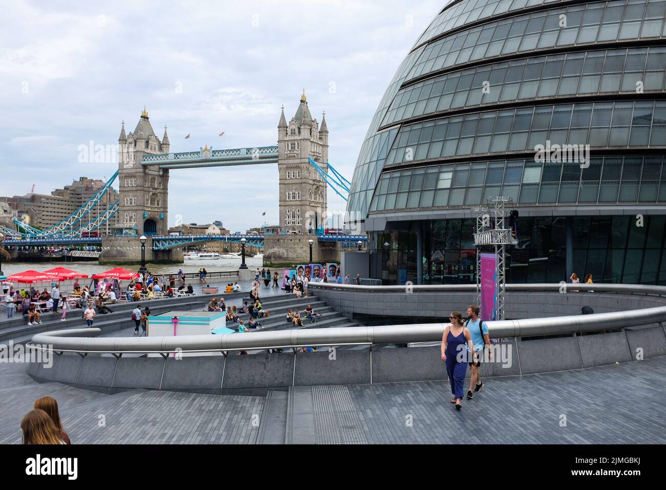 Hôtel de ville et Tower Bridge à Londres, Angleterre. Banque D'Images