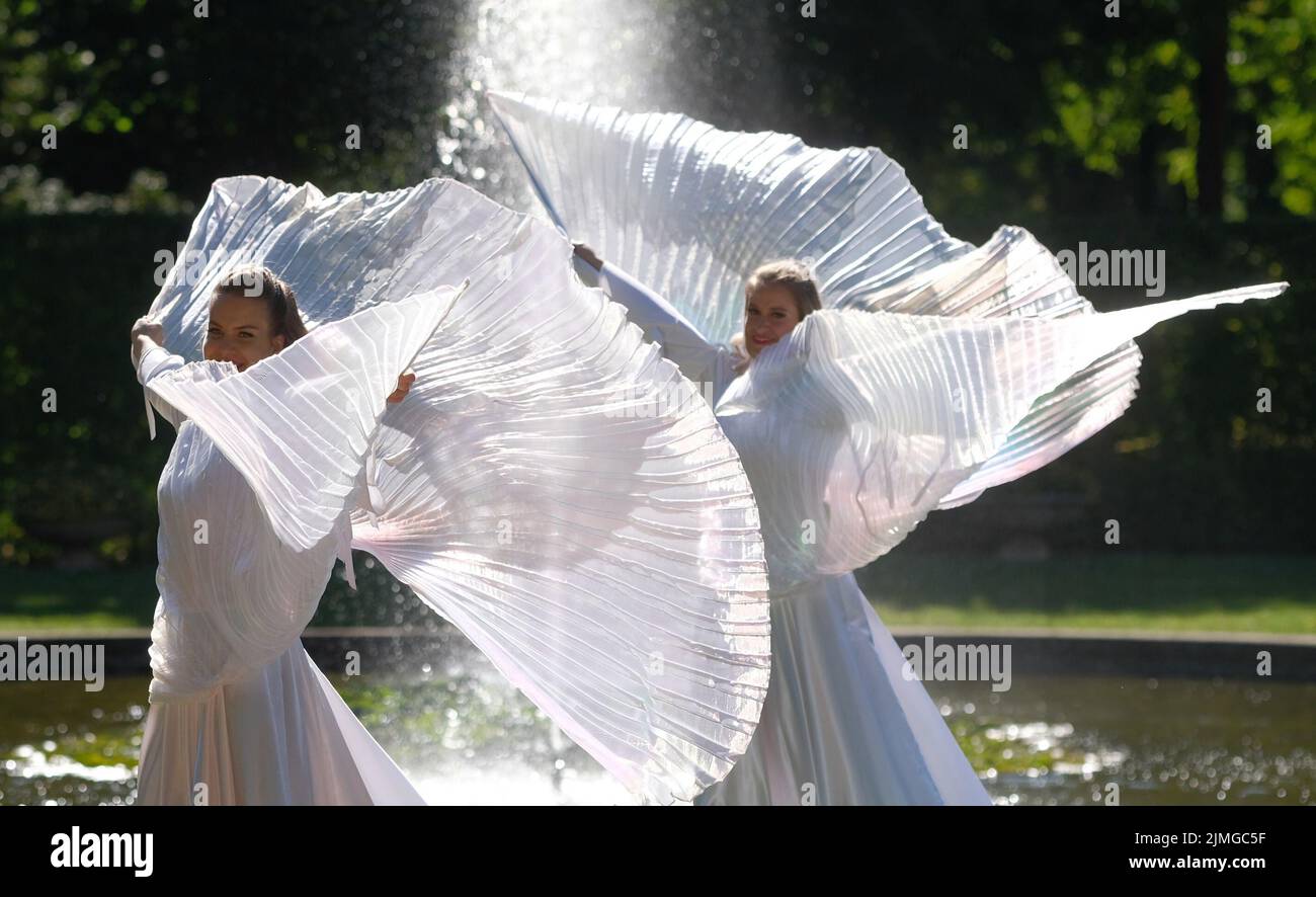 Lichtenwalde, Allemagne. 06th août 2022. Anne et Franziska de l'école de danse Karodances de Bad Schlema se produisent dans le parc du château baroque Lichtenwalde. Les 06. Et 07.08.2022, le festival traditionnel du parc aura lieu à Lichtenwalde, où les associations historiques vous invitent à voyager dans le temps. Credit: Sebastian Willnow/dpa/ZB/dpa/Alay Live News Banque D'Images