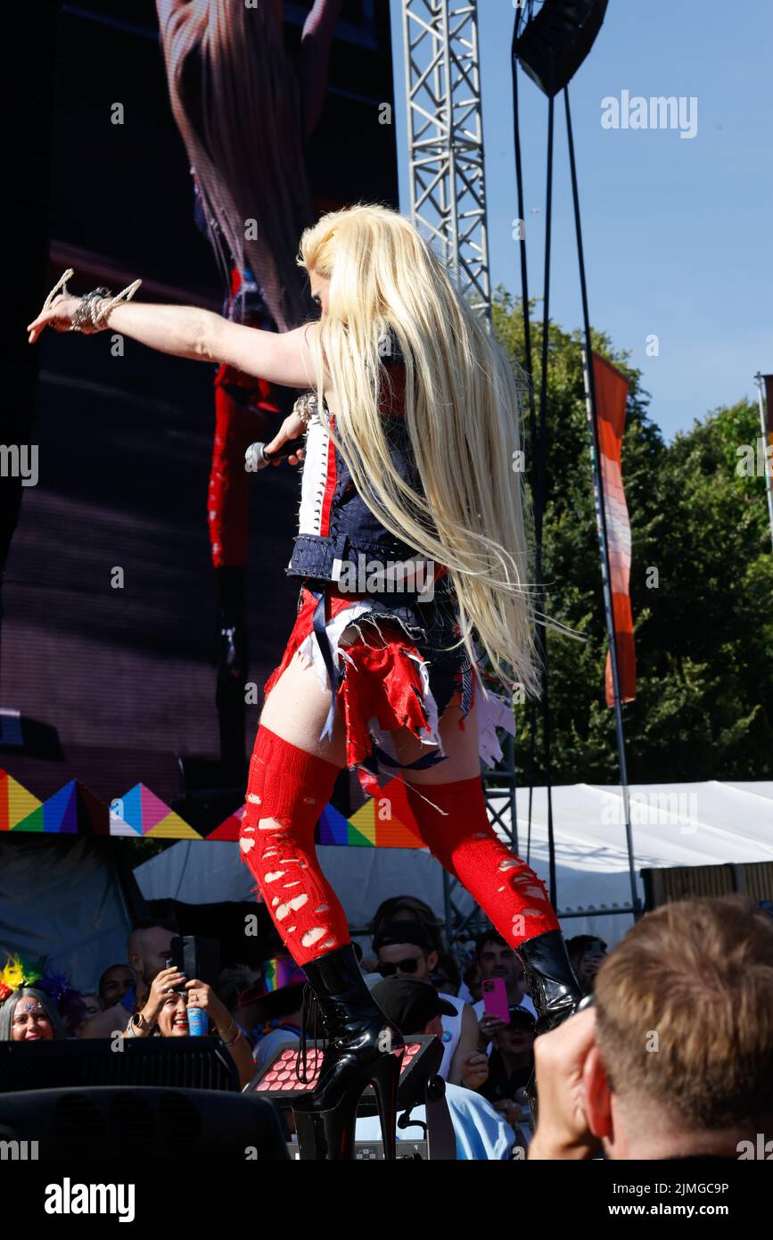 Preston Park, ville de Brighton & Hove, East Sussex, Royaume-Uni, Bimini, spectacle à Brighton Pride 2022, nous sommes Fabuloso. 6th août 2022 Banque D'Images
