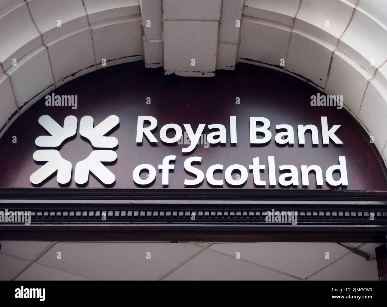 Panneau et logo de la banque royale d'écosse au-dessus d'une entrée de succursale dans le centre-ville de leeds Banque D'Images