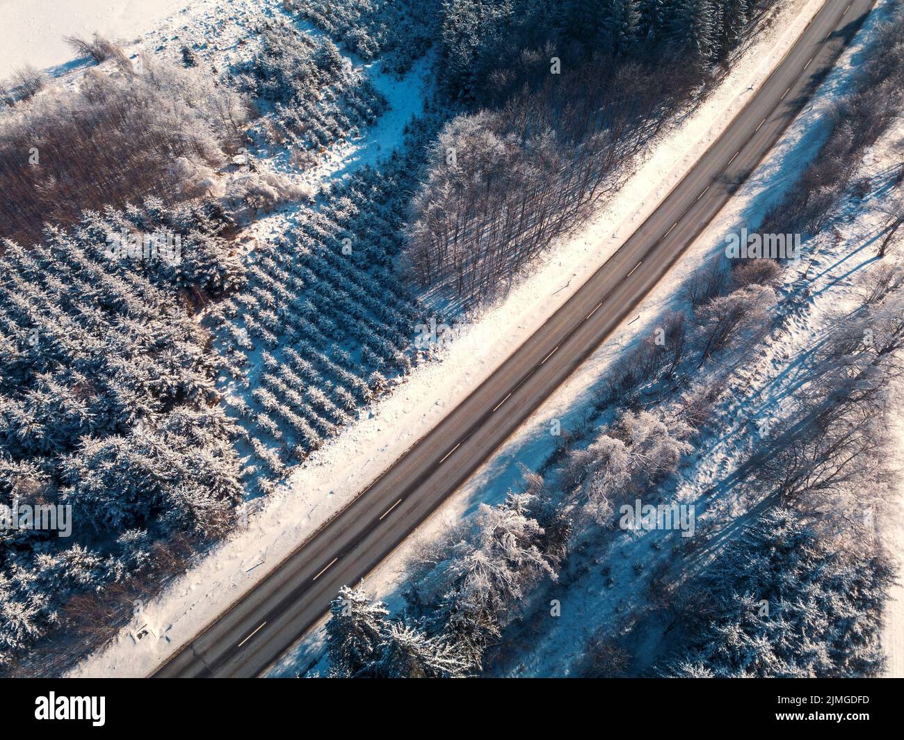 Vue aérienne de la route d'hiver, par beau temps Banque D'Images