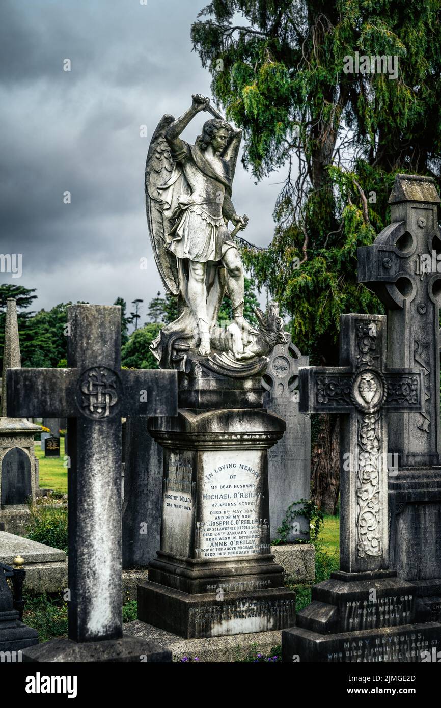Archangel Michael comme un guerrier saint claquant un dragon dans le cimetière de Glasnevin, Irlande Banque D'Images