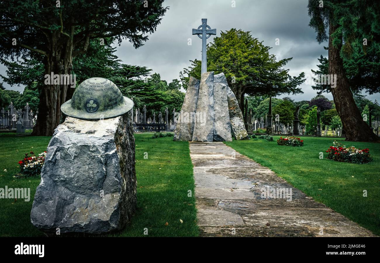 Casque d'infanterie irlandais avec Croix celtique comme mémorial des soldats tombés dans la WW, cimetière Glasnevin, Irlande Banque D'Images