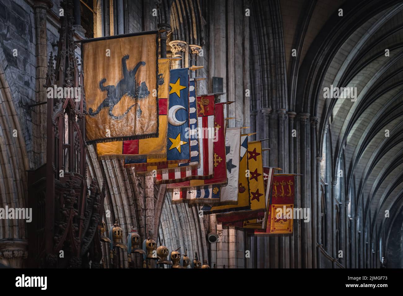 Gros plan sur les drapeaux et les fanions de la cathédrale Saint-Patrick, en Irlande Banque D'Images