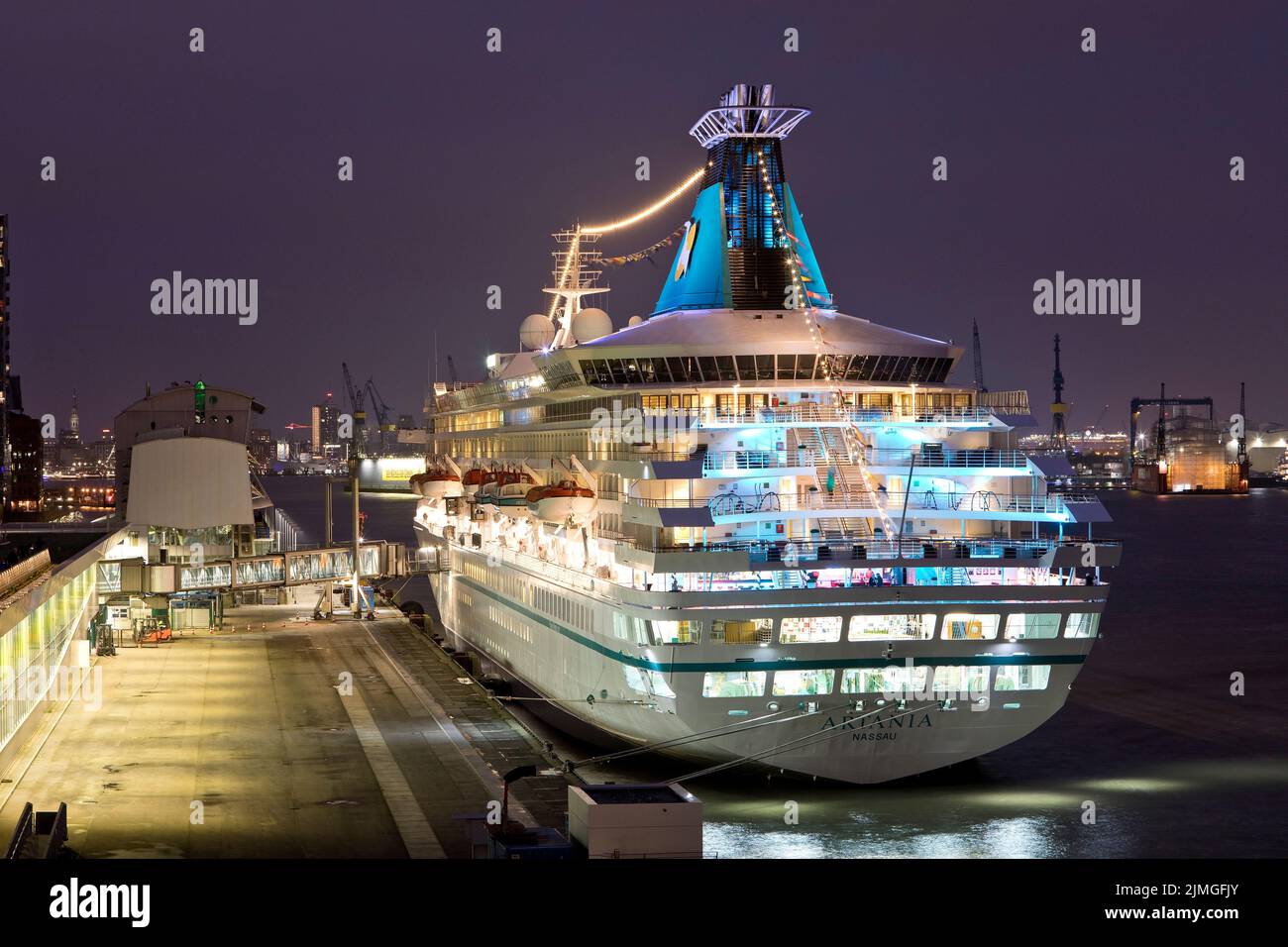 Hamburg Cruise Centre Altona avec le bateau de croisière Artania de nuit, Hambourg, Allemagne, Europe Banque D'Images