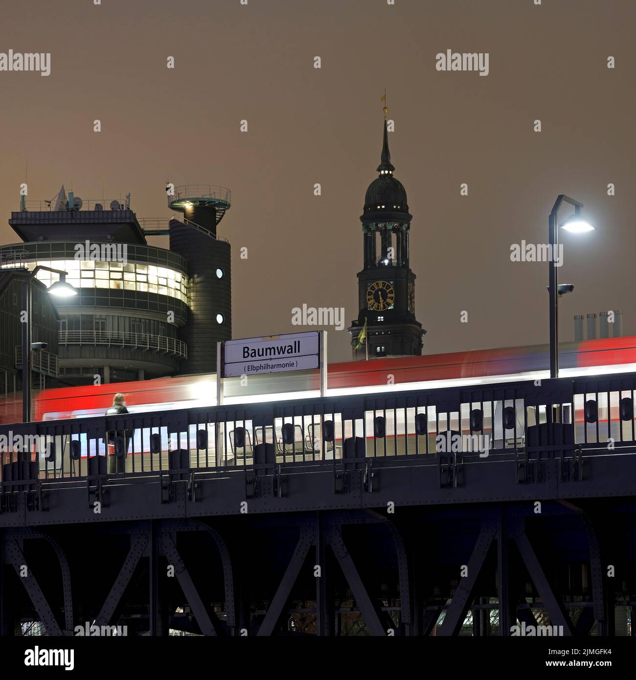 Station de métro Baumwall avec la tour de l'église St Michaelis la nuit, Hambourg, Allemagne, Europe Banque D'Images