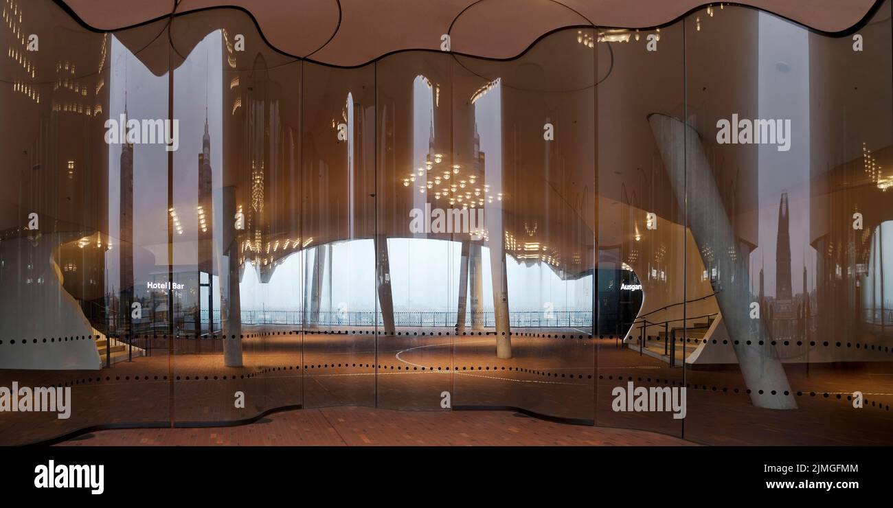 Plate-forme d'observation publique Plaza avec déflecteurs d'air en verre incurvé, Elbphilharmonie, Hambourg, Allemagne Banque D'Images