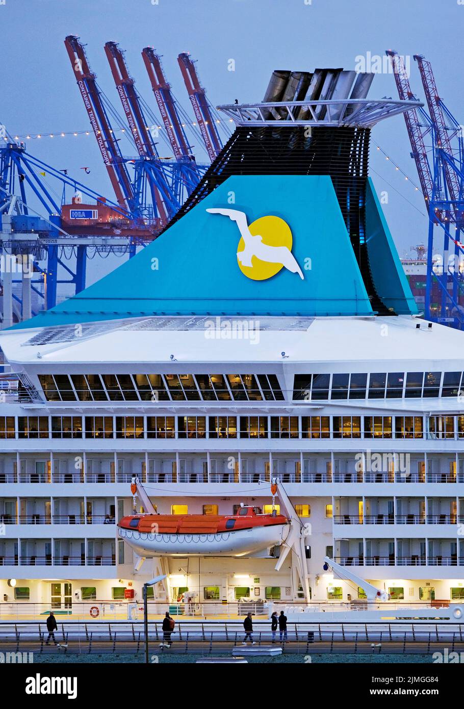 Bateau de croisière Artania, Hamburg Cruise Centre Altona avec les grues du port, Hambourg, Allemagne, Europe Banque D'Images