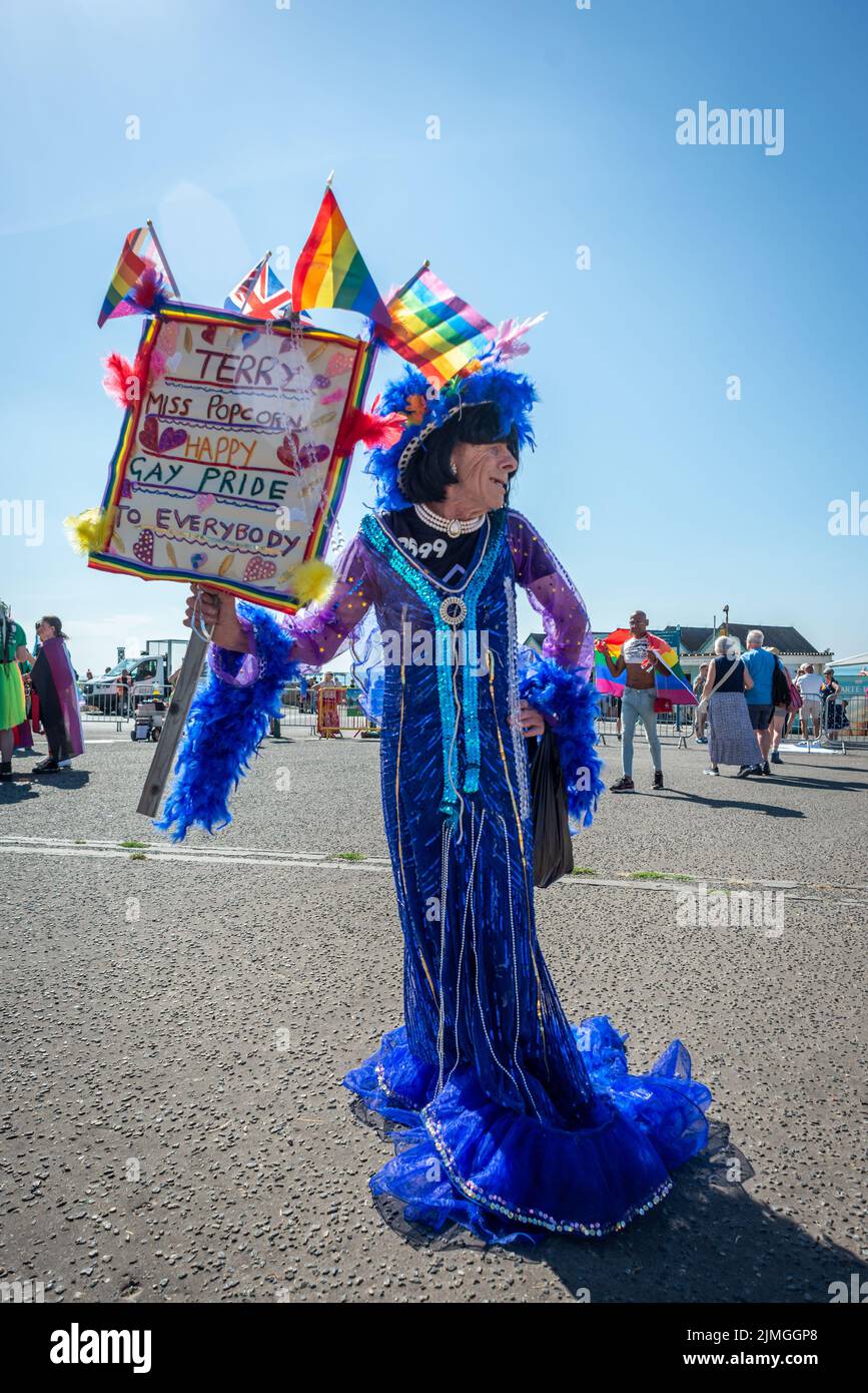 Brighton, 6 août 2022 : les gens se prépare au début de la parade pour l'événement Pride le plus populaire du Royaume-Uni à Brighton, cette année pour célébrer son anniversaire de 30th et la première marche de fierté post-pandémique dans la ville Banque D'Images