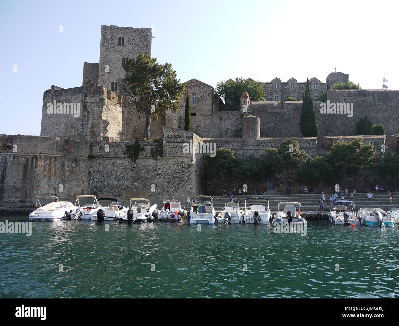 Le château de Collioure, vu de la mer, et qui domine le port de cette ville catalane Banque D'Images