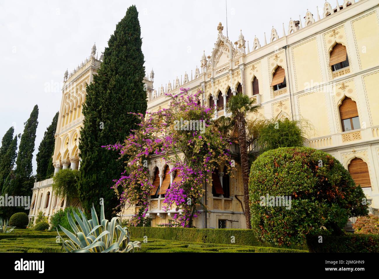 Un magnifique palais de la famille Borghèse Cavazza sur l'île Isola del Garda sur le lac de Garde, Italie (06 octobre 2019) Banque D'Images