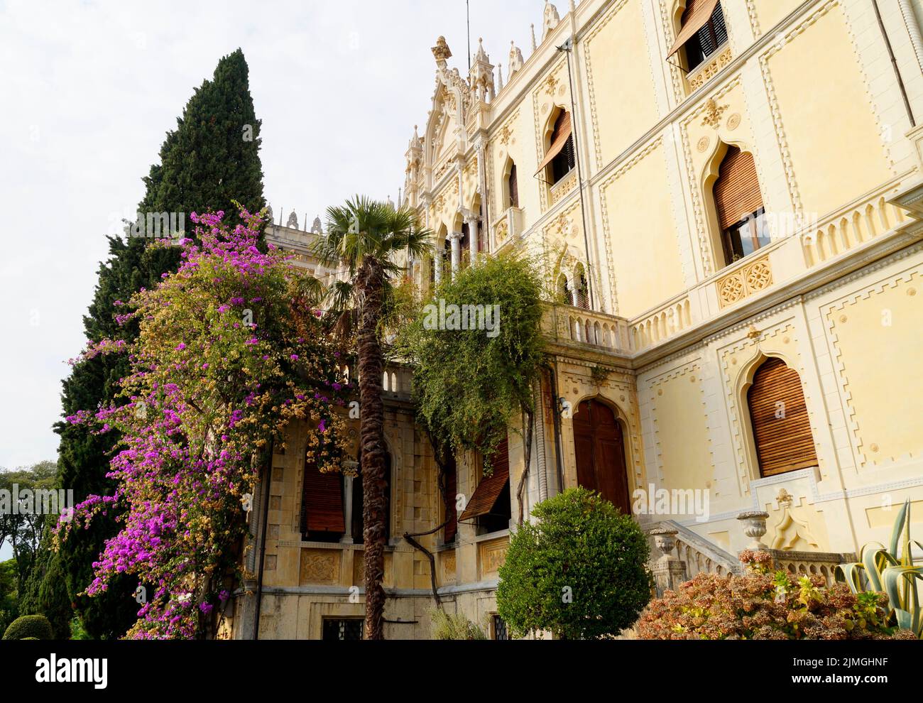 Un magnifique palais de la famille Borghèse Cavazza sur l'île Isola del Garda sur le lac de Garde, Italie (06 octobre 2019) Banque D'Images