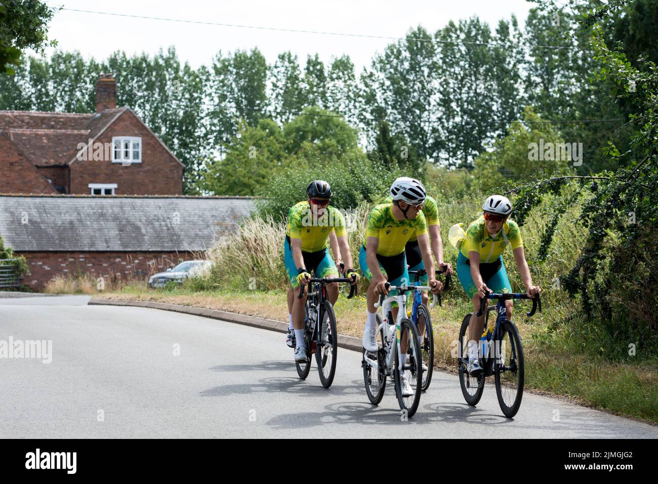 Les cyclistes australiens ont suivi le parcours en préparation à la course sur route des hommes des Jeux du Commonwealth de 2022. Village de Budbrooke, Warwickshire, Royaume-Uni. Banque D'Images