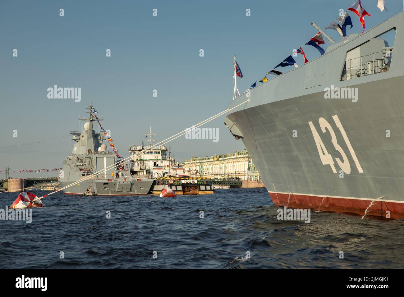 Le paysage avec des navires de guerre dans la rivière Neva avant les vacances de la marine russe à la journée ensoleillée, les derniers croiseurs parmi lan Banque D'Images