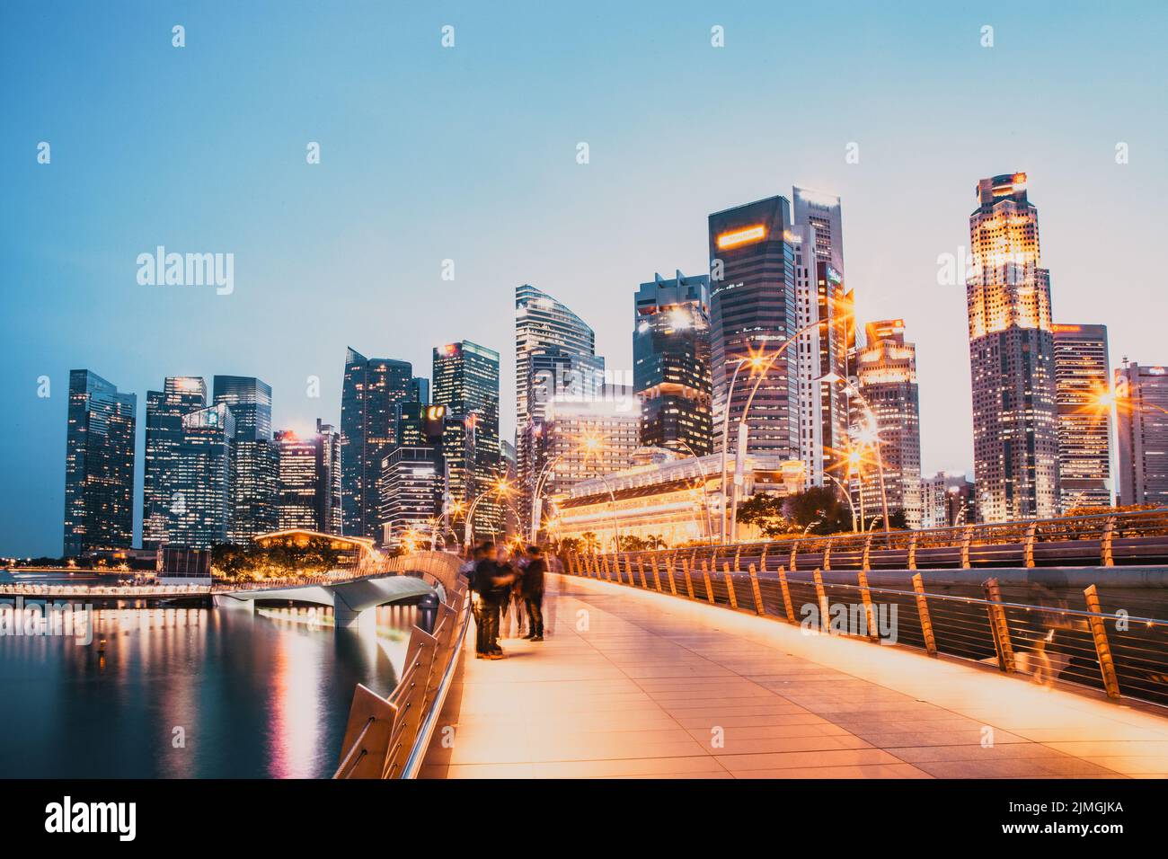 SSINGAPORE, SINGAPOUR - 2019 MARS : la nuit, les gratte-ciel de Singapour sont animés Banque D'Images