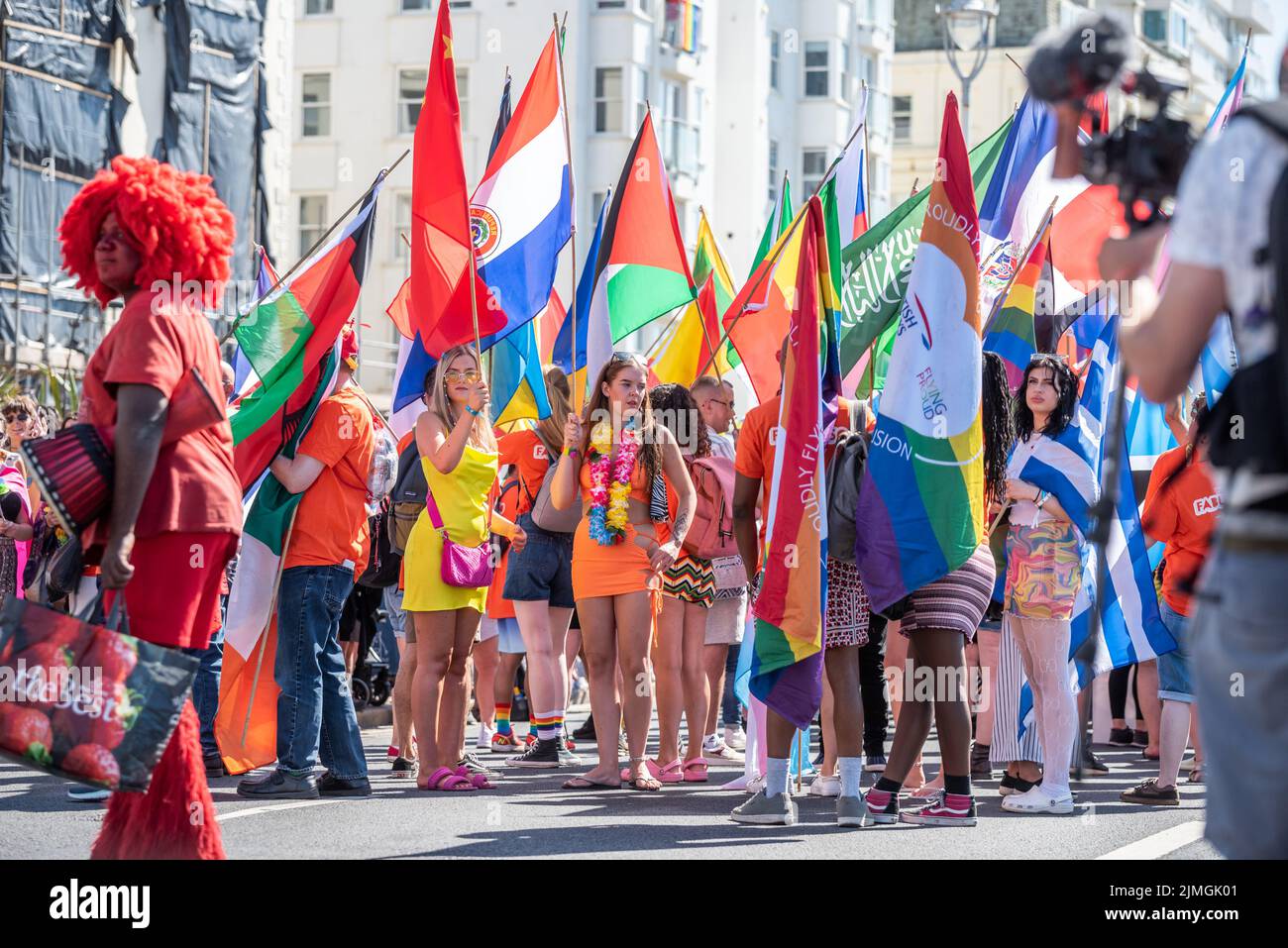 Brighton, 6 août 2022 : les gens se prépare au début de la parade pour l'événement Pride le plus populaire du Royaume-Uni à Brighton, cette année pour célébrer son anniversaire de 30th et la première marche de fierté post-pandémique dans la ville Banque D'Images