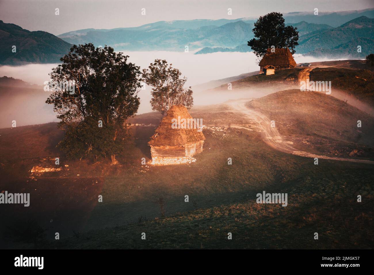 Paysage rural tôt le matin avec brouillard dans les montagnes Banque D'Images