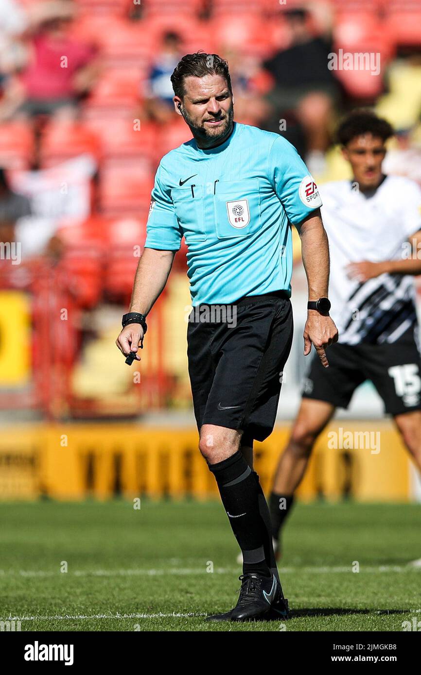 Arbitre Chris Pollard lors du match Sky Bet League 1 entre Charlton Athletic et Derby County à la Valley, Londres, le samedi 6th août 2022. (Credit: Tom West | MI News) Credit: MI News & Sport /Alay Live News Banque D'Images