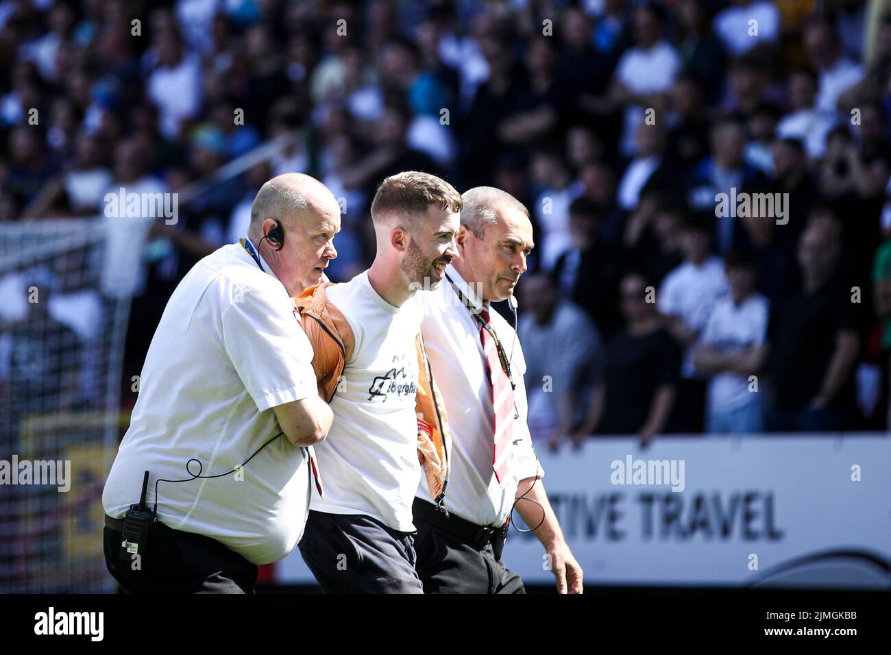 Un envahisseur de terrain est retiré du terrain lors du match Sky Bet League 1 entre Charlton Athletic et Derby County à la Valley, Londres, le samedi 6th août 2022. (Credit: Tom West | MI News) Credit: MI News & Sport /Alay Live News Banque D'Images