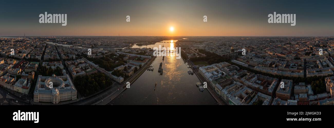 Paysage aérien panoramique de navires de guerre dans les eaux de la Neva avant les vacances de la Marine russe, la puissance de la mer, la Banque D'Images