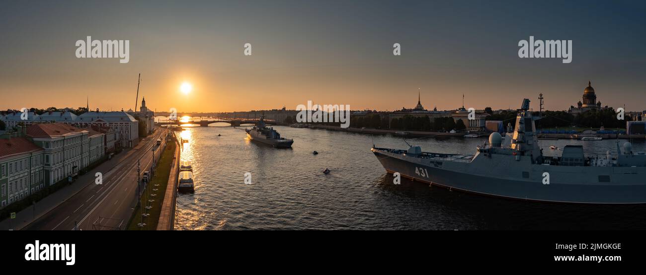 Paysage aérien panoramique de navires de guerre dans les eaux de la Neva avant les vacances de la Marine russe, la puissance de la mer, la Banque D'Images