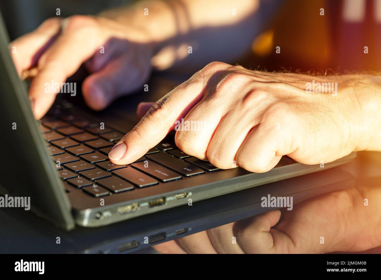 Travailler à domicile sur un ordinateur portable. Porter une tenue confortable et décontractée au bureau à domicile. Banque D'Images