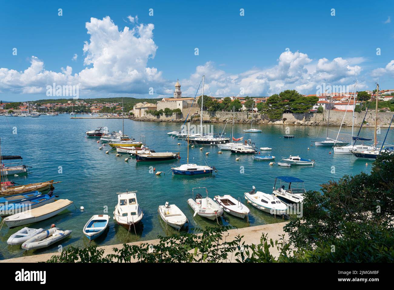 Vue sur le port de la vieille ville de Krk sur la mer Adriatique en Croatie Banque D'Images