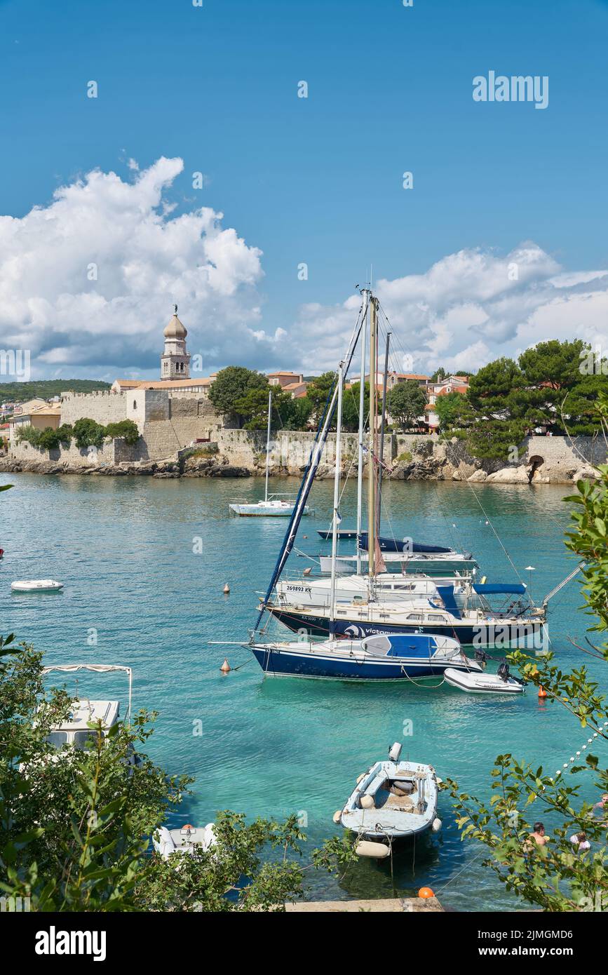 Vue sur le port de la vieille ville de Krk sur la mer Adriatique en Croatie Banque D'Images